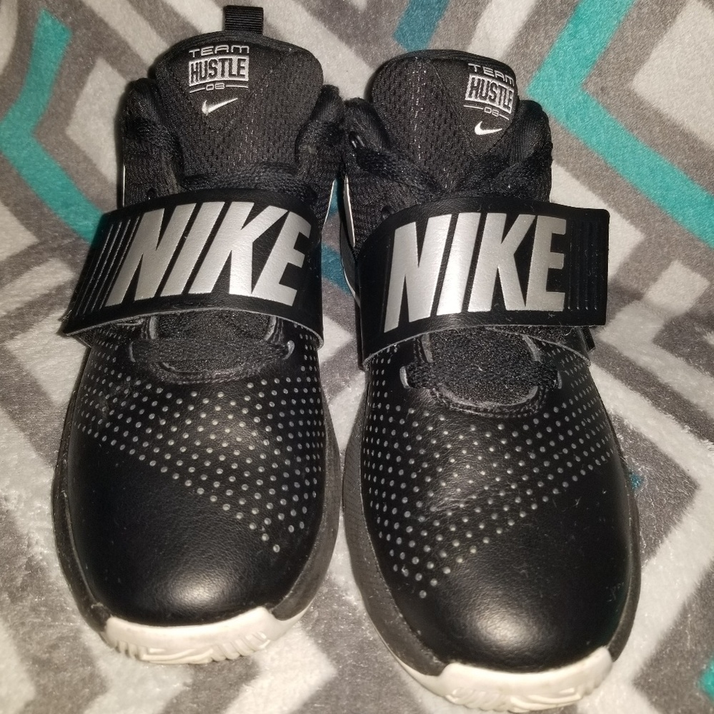 Nike Team Hustle Basketball Boy's shoes